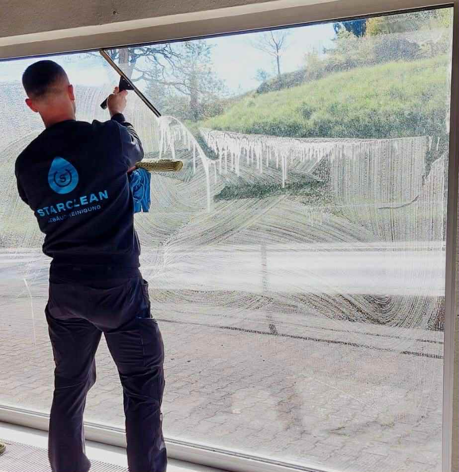 Reinigungsteam STAR CLEAN bei der Arbeit in Fulda