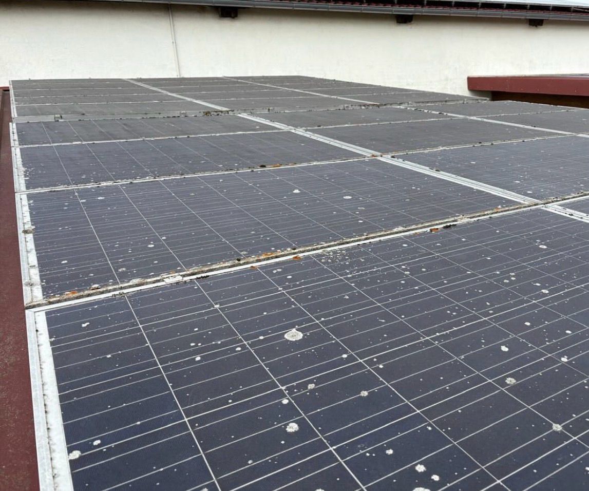 Verschmutzte Solaranlage vor der Reinigung