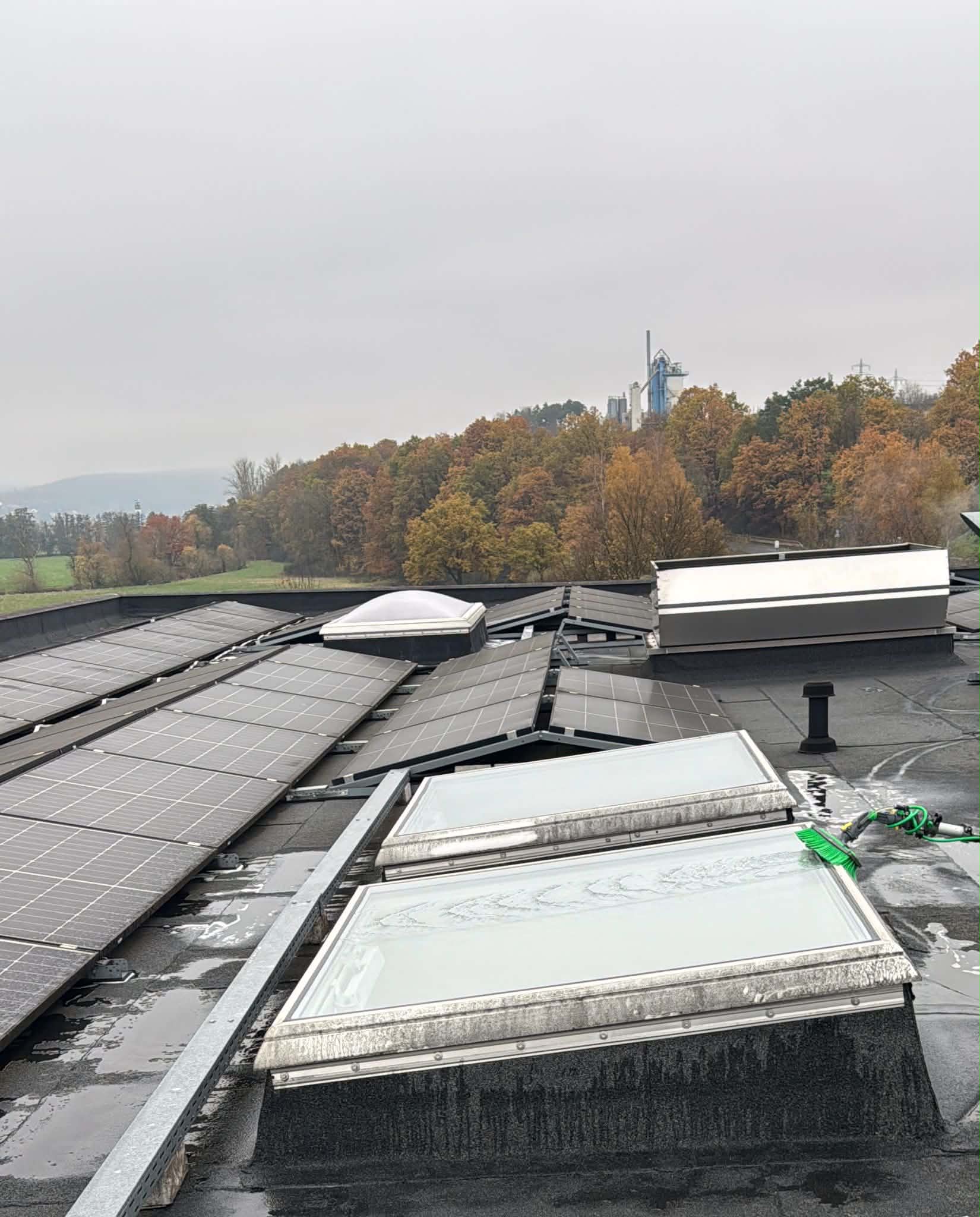 Verschmutzte Solaranlage Industriehalle